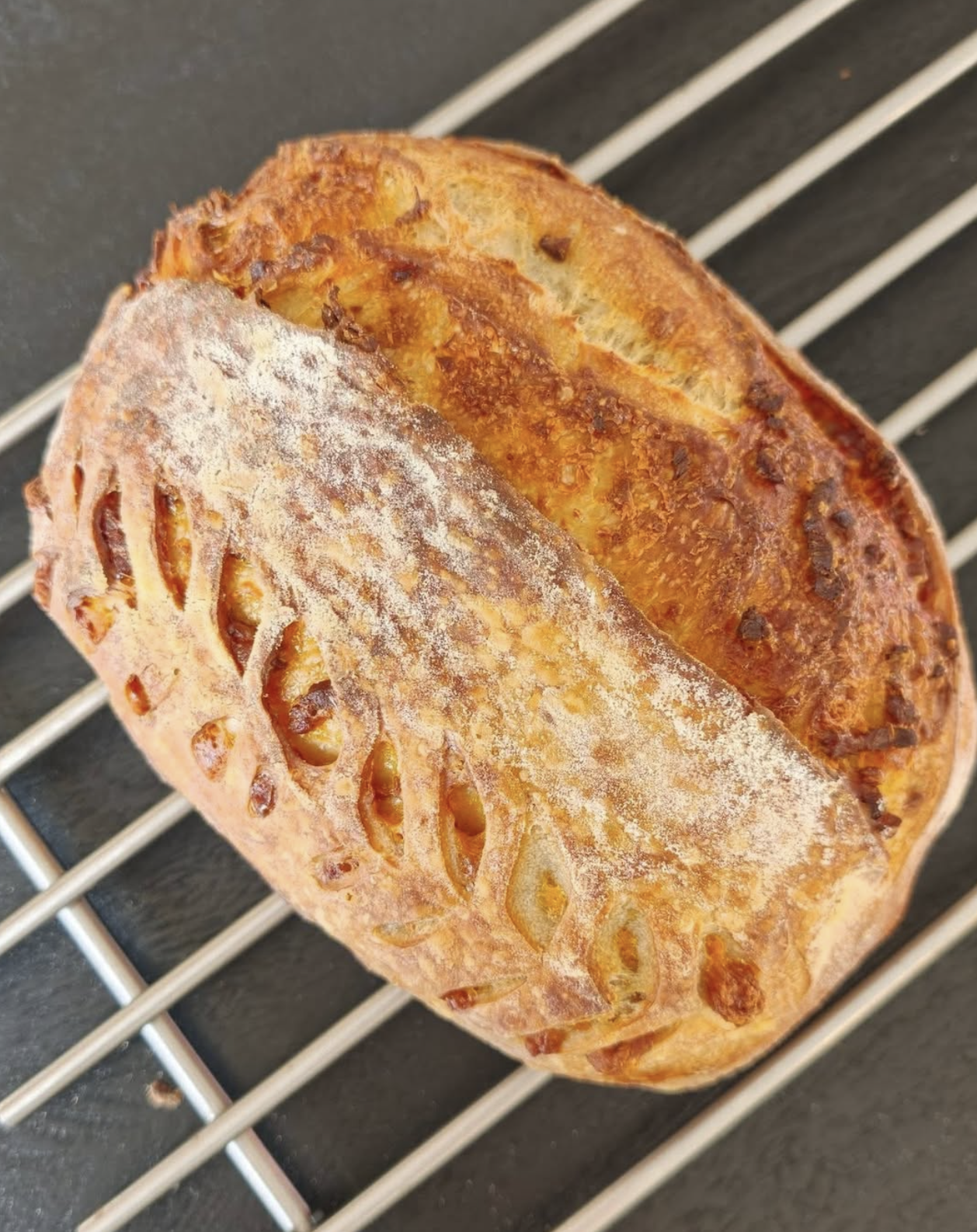 Doorsnede van zuurdesembrood met luchtig kruim